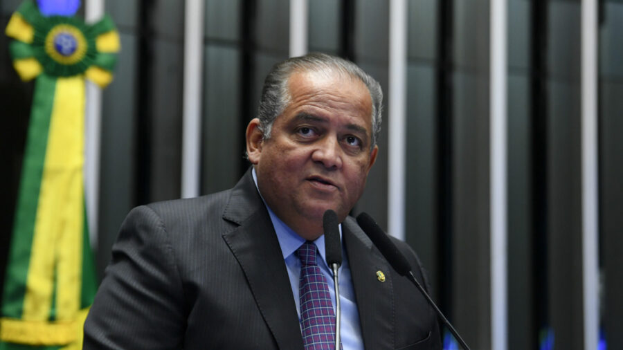 À tribuna, em discurso, senador tocantinense Eduardo Gomes defende governador do Tocantins. Foto: Marcos Oliveira/Agência Senado