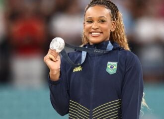 A ginasta artística brasileira Rebeca Andrade conquista a medalha de prata no Individual Geral na ginástica artística das Olimpíadas 2024.