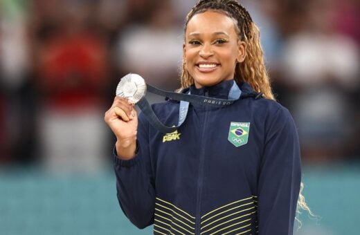 A ginasta artística brasileira Rebeca Andrade conquista a medalha de prata no Individual Geral na ginástica artística das Olimpíadas 2024.