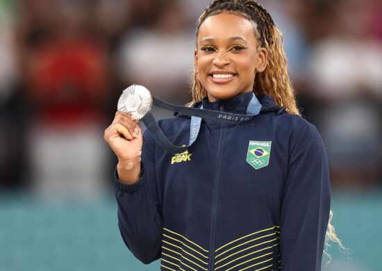 A ginasta artística brasileira Rebeca Andrade conquista a medalha de prata no Individual Geral na ginástica artística das Olimpíadas 2024.