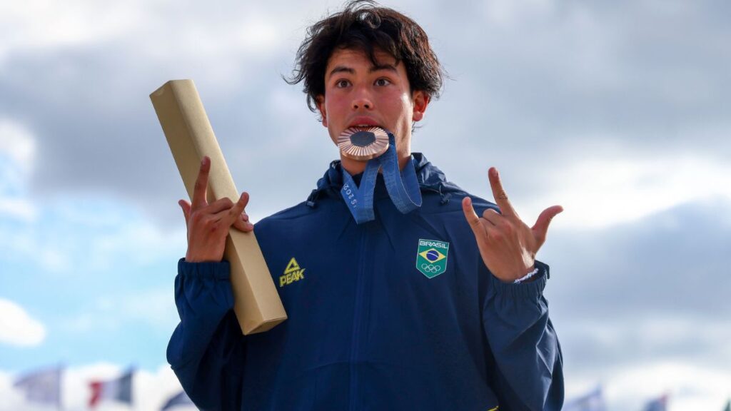 Augusto Akio conquistou sua primeira medalha no skate park das Olimpíadas de Paris 2024.