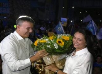 Edurado Siqueira ao lado da esposa na conversão, Polyanna Marques - Foto: Reprodução/TV Norte Tocantins