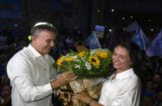 Edurado Siqueira ao lado da esposa na conversão, Polyanna Marques - Foto: Reprodução/TV Norte Tocantins