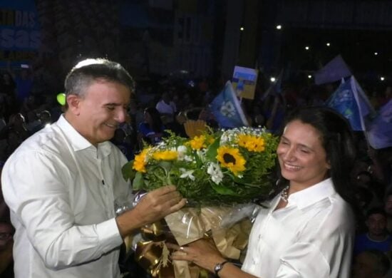 Edurado Siqueira ao lado da esposa na conversão, Polyanna Marques - Foto: Reprodução/TV Norte Tocantins