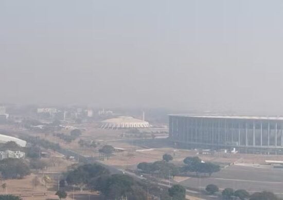 Brasília amanhece coberta por fumaça — Foto: Claudeny Batista