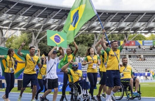 Seleção Brasileira de atletismo em Paris, com velocista Petrúcio Ferreira carregando a bandeira - Foto: Alessandra Cabral/CPB