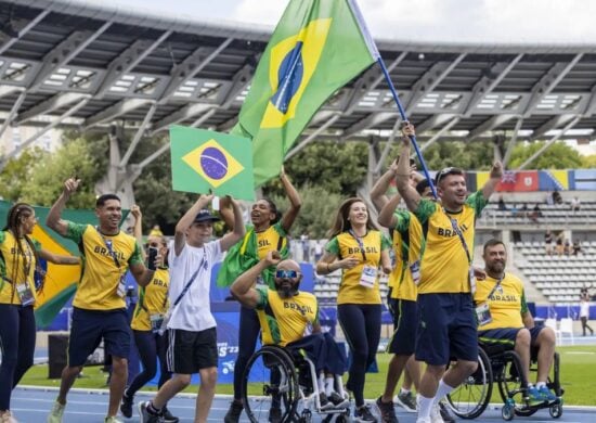 Seleção Brasileira de atletismo em Paris, com velocista Petrúcio Ferreira carregando a bandeira - Foto: Alessandra Cabral/CPB