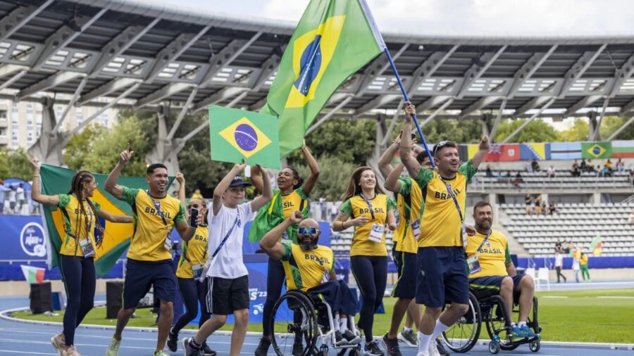 Seleção Brasileira de atletismo em Paris, com velocista Petrúcio Ferreira carregando a bandeira - Foto: Alessandra Cabral/CPB