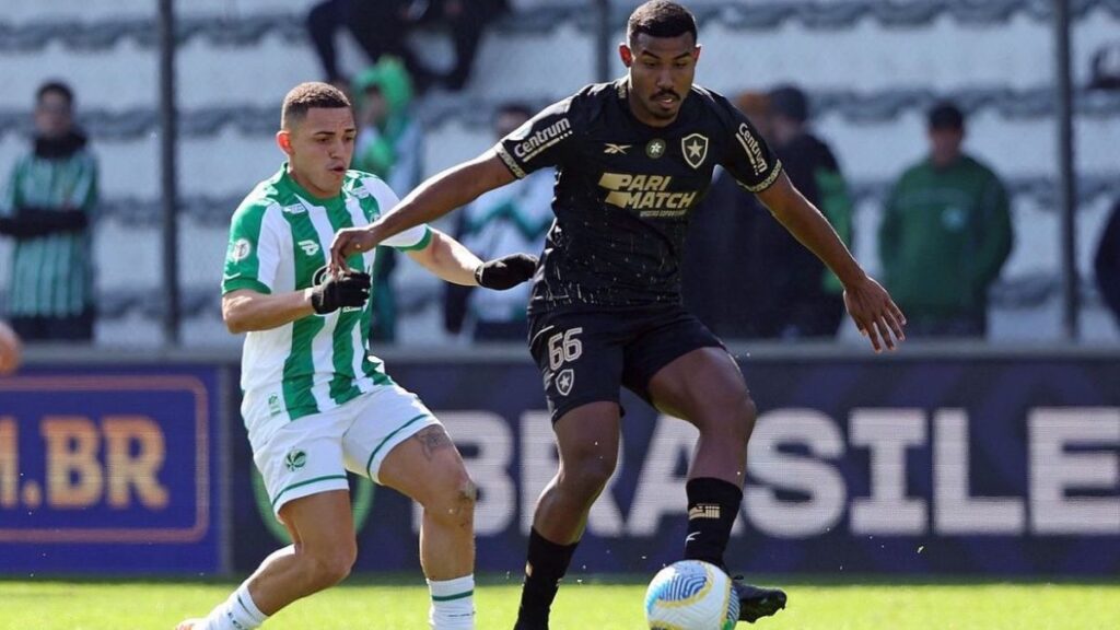 Botafogo perdeu para o Juventude, mas segue na liderança do Brasileirão - Foto: Vitor Silva / BFR