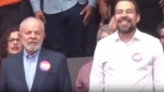 Hino nacional brasileiro é cantado em linguagem neutra durante comício de Boulos com presença do Presidente Lula - Foto: Reprodução/X