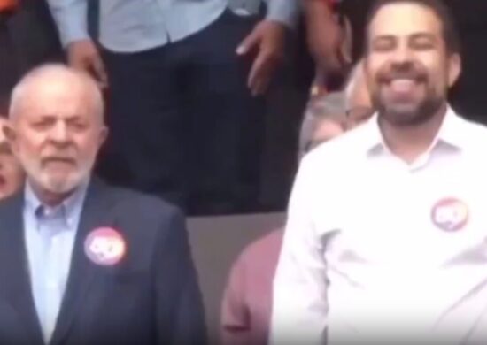 Hino nacional brasileiro é cantado em linguagem neutra durante comício de Boulos com presença do Presidente Lula - Foto: Reprodução/X