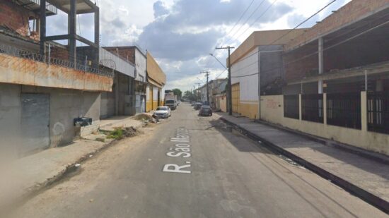 Jovem foi baleado e saiu correndo pela rua - Foto: Google Maps