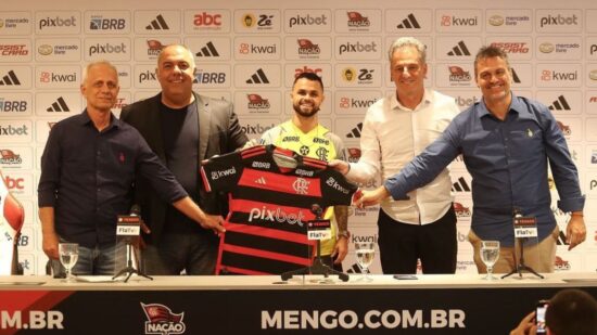 Michael foi apresentado pelo Flamengo nesta sexta-feira - Foto: Gilvan de Souza / CRF