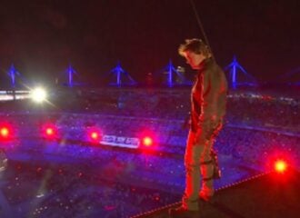 A performance de Tom Cruise no encerramento das Olimpíadas de Paris surpreendeu o público - Foto: Reprodução/TV Globo