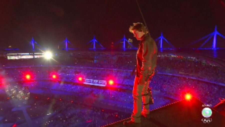 A performance de Tom Cruise no encerramento das Olimpíadas de Paris surpreendeu o público - Foto: Reprodução/TV Globo