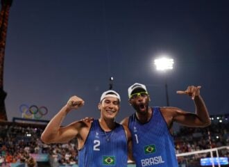 Evandro e Arthur Lanci garantem mais uma vitória no vôlei de praia das Olimpíadas de Paris 2024.