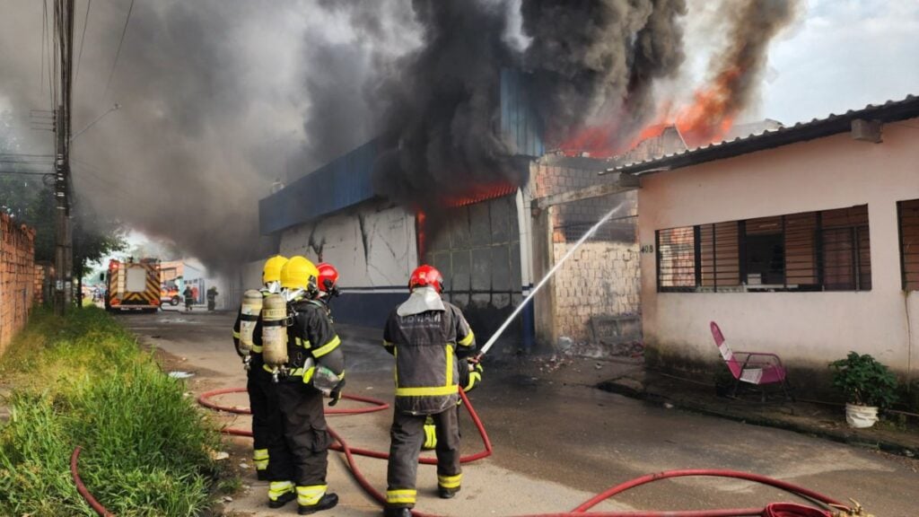 O incêndio se alastra em fábrica de salgadinhos em Manaus. Foto: Reprodução/CBMAM