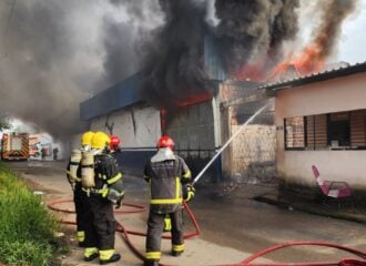 O incêndio se alastra em fábrica de salgadinhos em Manaus. Foto: Reprodução/CBMAM