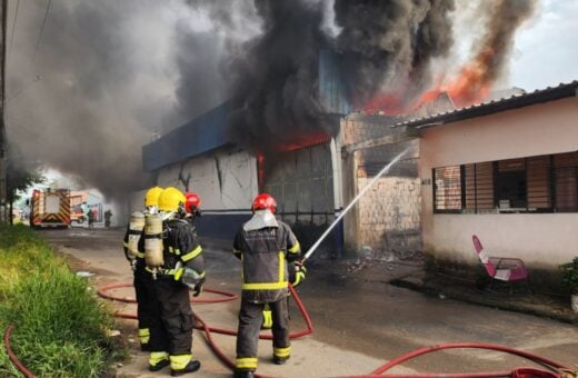 O incêndio se alastra em fábrica de salgadinhos em Manaus. Foto: Reprodução/CBMAM