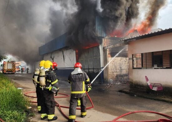 O incêndio se alastra em fábrica de salgadinhos em Manaus. Foto: Reprodução/CBMAM