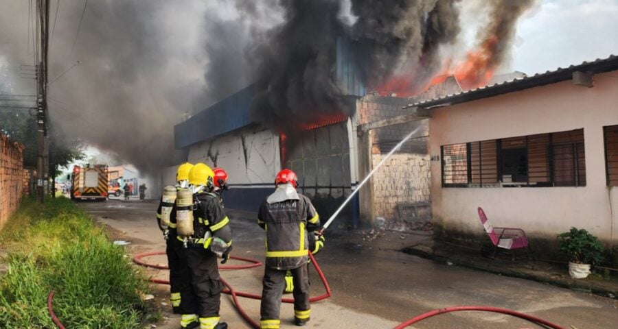 O incêndio se alastra em fábrica de salgadinhos em Manaus. Foto: Reprodução/CBMAM