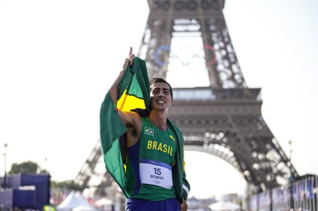 Olimpíadas 2024: Caio Bonfim é recebido por multidão em Brasília.