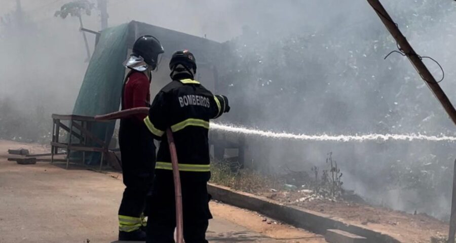 Incêndio de grandes proporções atinge área de mata em Iranduba