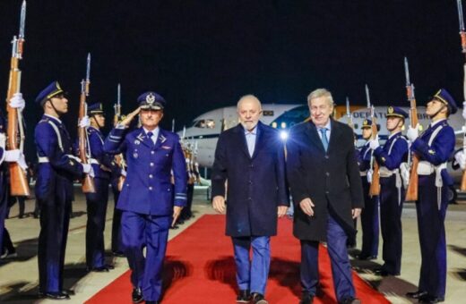 O presidente Luiz Inácio Lula da Silva desembarcou em Santiago, no Chile, na noite deste domingo (4).