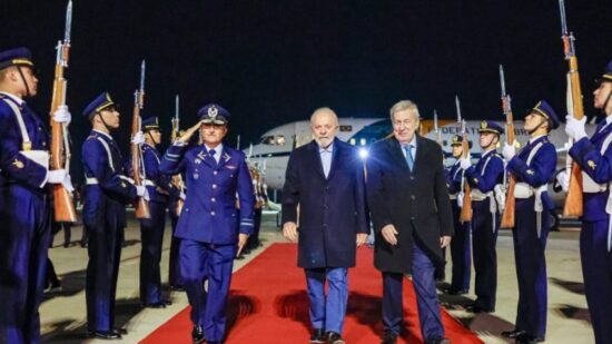 O presidente Luiz Inácio Lula da Silva desembarcou em Santiago, no Chile, na noite deste domingo (4).