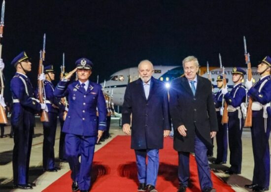 O presidente Luiz Inácio Lula da Silva desembarcou em Santiago, no Chile, na noite deste domingo (4).