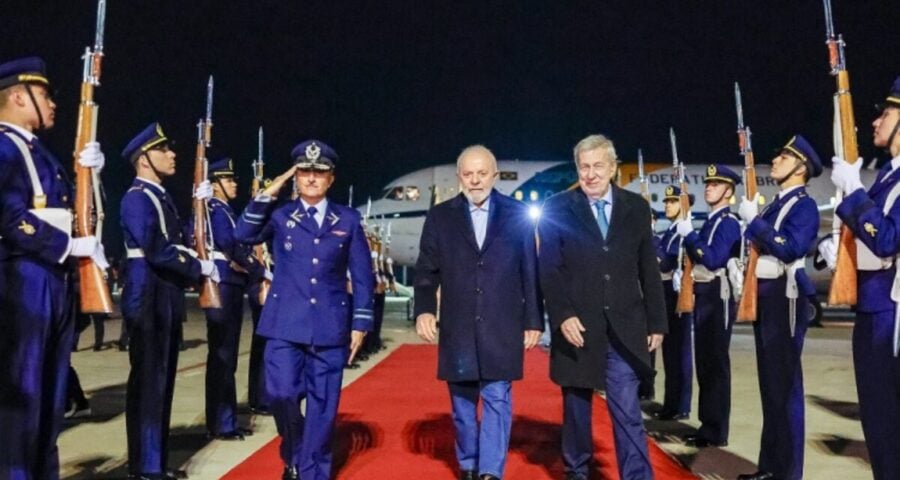 O presidente Luiz Inácio Lula da Silva desembarcou em Santiago, no Chile, na noite deste domingo (4).