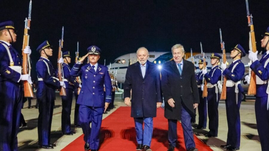 O presidente Luiz Inácio Lula da Silva desembarcou em Santiago, no Chile, na noite deste domingo (4).