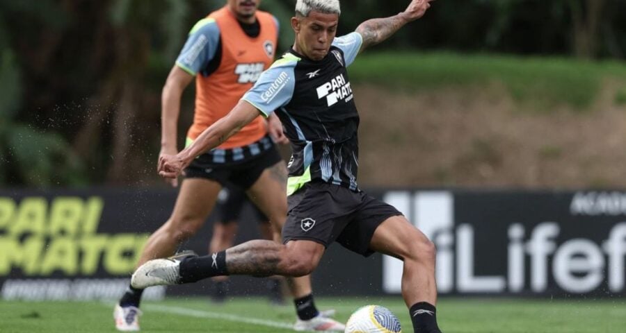 Matheus Martins pode estrear pelo Botafogo - Foto: Vitor Silva / BFR