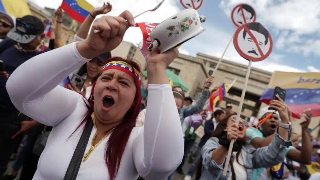 Neste sábado (3), em Caracas, na Venezuela, milhares de pessoas tomaram as ruas para protestar contra o que consideram ser uma reeleição fraudulenta do presidente Nicolás Maduro.