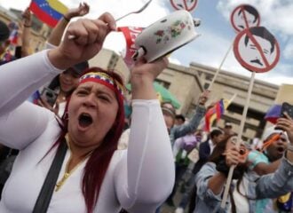 Neste sábado (3), em Caracas, na Venezuela, milhares de pessoas tomaram as ruas para protestar contra o que consideram ser uma reeleição fraudulenta do presidente Nicolás Maduro.