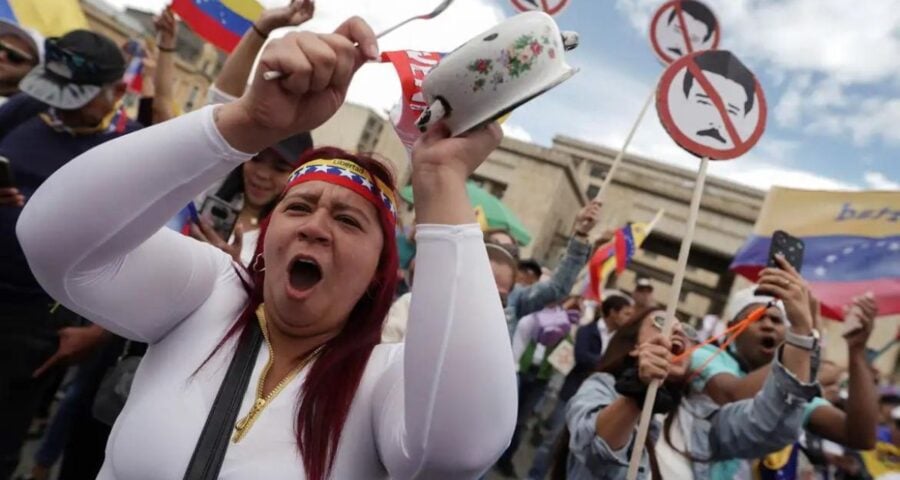 Neste sábado (3), em Caracas, na Venezuela, milhares de pessoas tomaram as ruas para protestar contra o que consideram ser uma reeleição fraudulenta do presidente Nicolás Maduro.