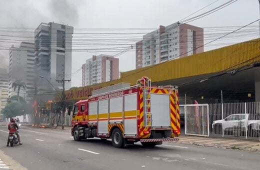 O incêndio ocasionou na falta de energia em algumas áreas de Manaus. Foto: Reprodução Internet