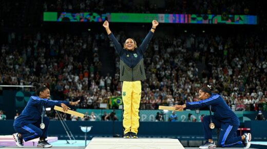 O pódio do solo de ginástica rítmica, aparelho que Rebeca Andrade conquistou a medalha de ouro, passará por uma revisão de notas.