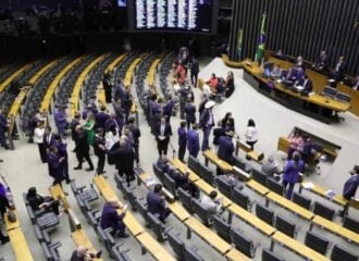 Lira adia votação de destaques da reforma tributária