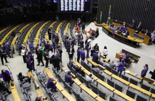 Lira adia votação de destaques da reforma tributária