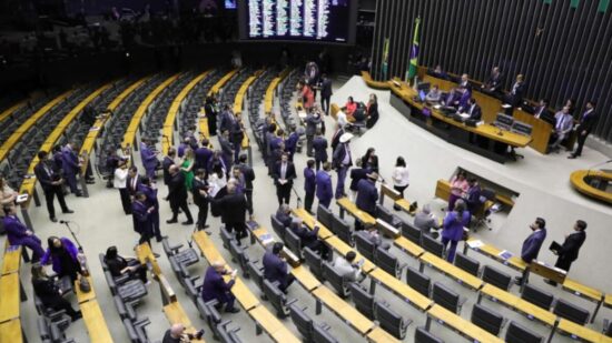 Lira adia votação de destaques da reforma tributária