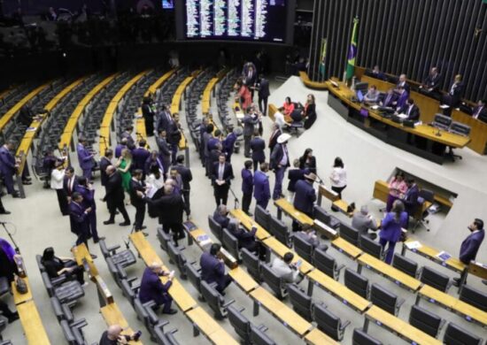 Lira adia votação de destaques da reforma tributária