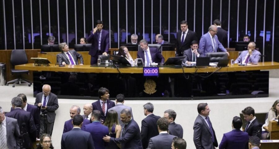 A Câmara encerrou a sessão desta quinta-feira (15) sem votar a rejeição da Medida Provisória (MP) que garante crédito extraordinário de R$ 1,3 bilhão ao Judiciário.