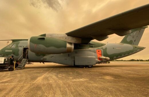 O KC-390 Millennium da FAB atua no combate aos incêndios no Pantanal.