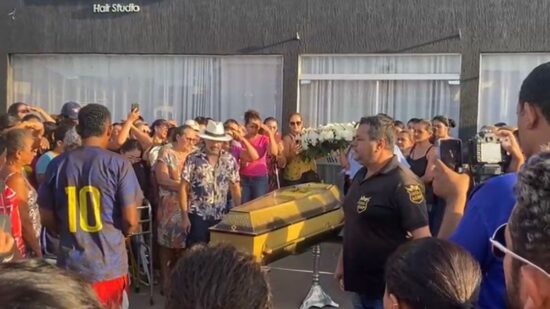 Amigos de Porto Nacional organizaram uma despedida na frente do salão da vítima - Foto: Marcos Gaspar