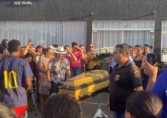 Amigos de Porto Nacional organizaram uma despedida na frente do salão da vítima - Foto: Marcos Gaspar