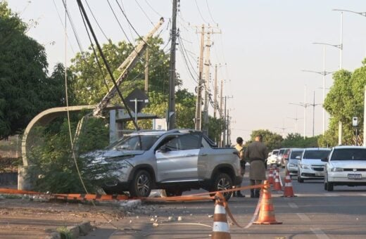 Poste foi atingido por carro na Avenida NS-01 - Foto: Parsonda Coelho/TV Norte