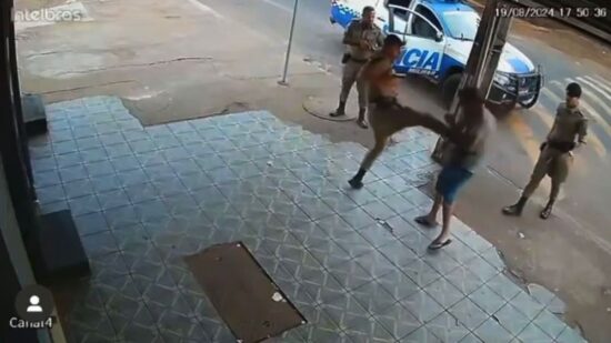 Video mostra o momento em que o homem é agredido pelo PM - Foto: Reprodução/Redes Sociais