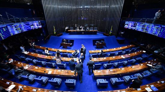 Senado discute projetos pendentes