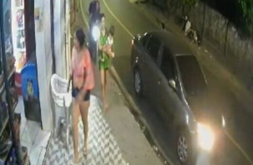 Motoboy invade calçada e atinge mãe e bebê em Manaus